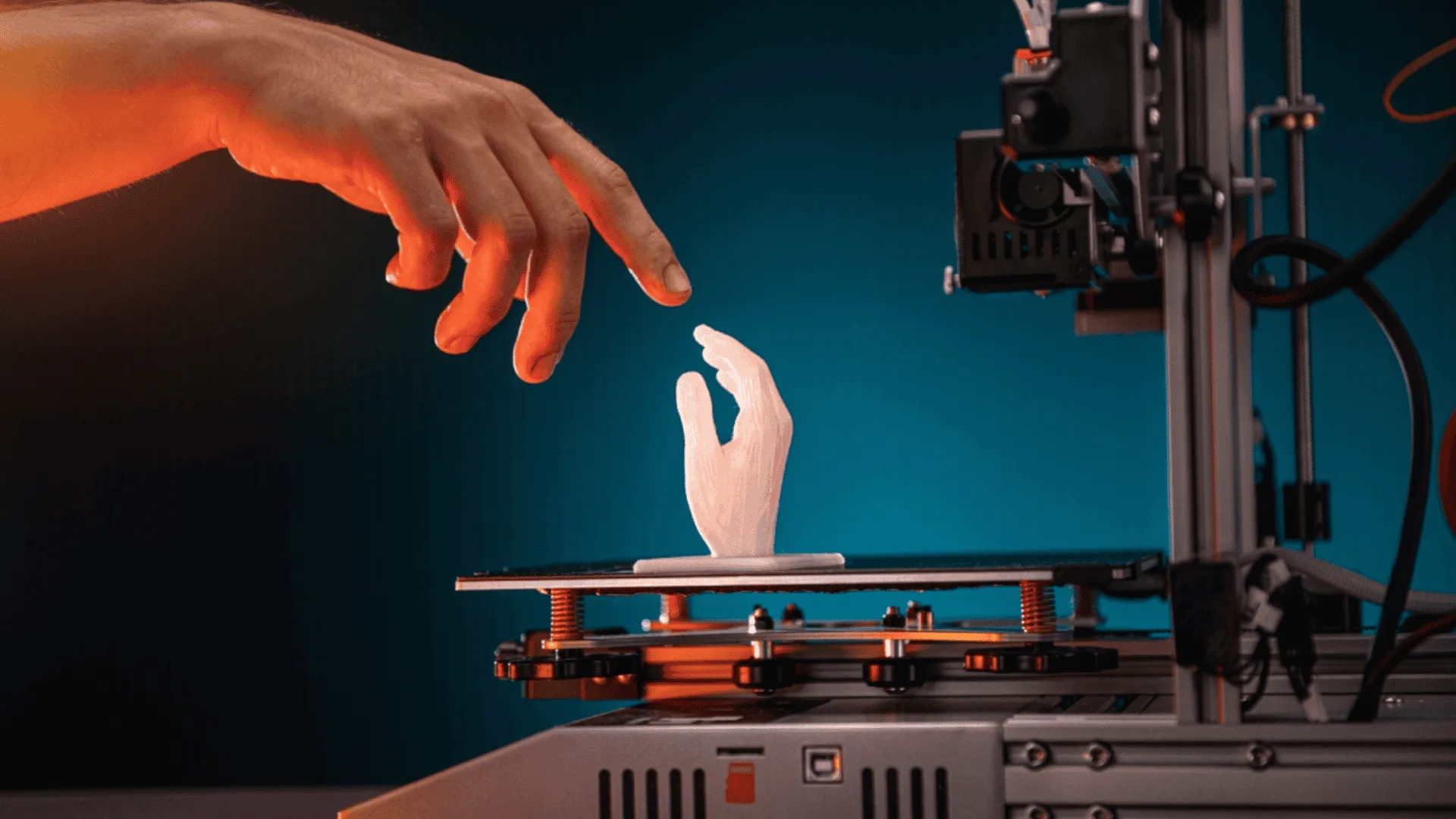 Equipamento profissional de corte a laser e impressão UV operando no estúdio Criatopia Makers em Curitiba